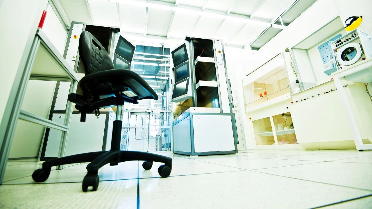 Czym różnią się krzesła ESD, cleanroom i laboratoryjne – na co patrzeć przed zakupem