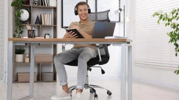 Ergonomia pracy przy komputerze: ustawienie krzesła, biurka i monitora