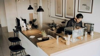 Taborety i hokery do pracy stojącej — plusy i minusy